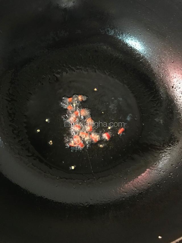 锅里下适量的油，将切好的辣椒放下去爆香～淋到铺好葱花的鲍鱼上面