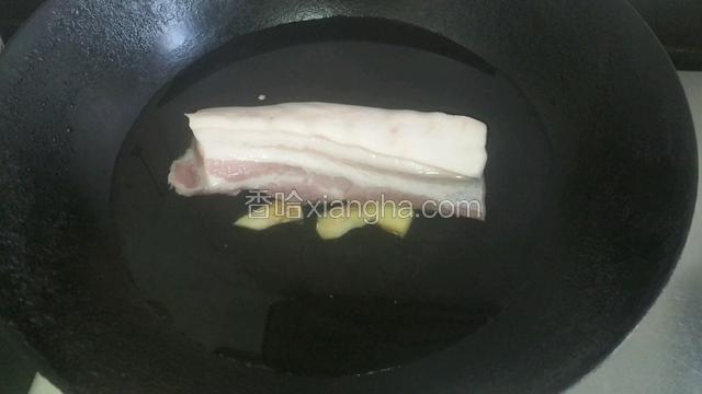 锅里注入水和姜片、八角一起煮熟，大概需30分钟，中途如果水干可再加1次