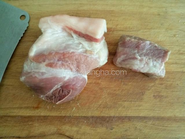新鲜的猪肉洗净去皮