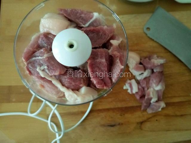 放入料理机，绞成比较细的肉泥 要比饺子馅细