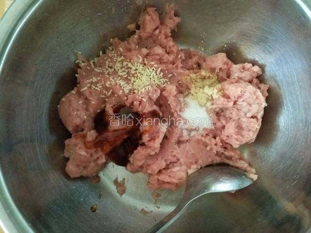 搅好的肉放入耗油等调料 搅拌均匀