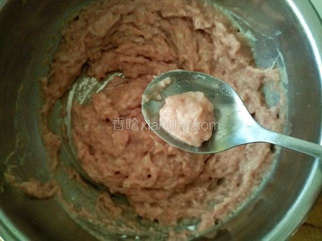 利用小勺做成圆形的小丸子