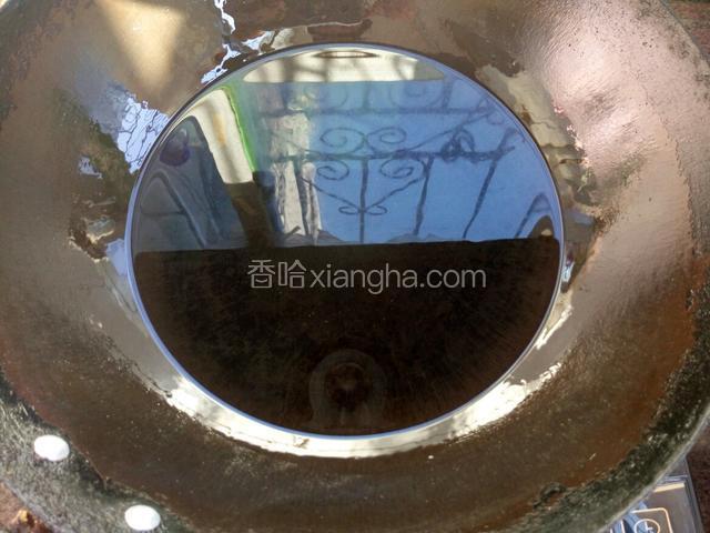 锅里烧热油烧至五成热