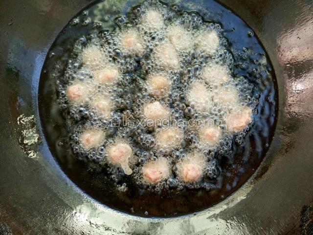 下入做好的小丸子