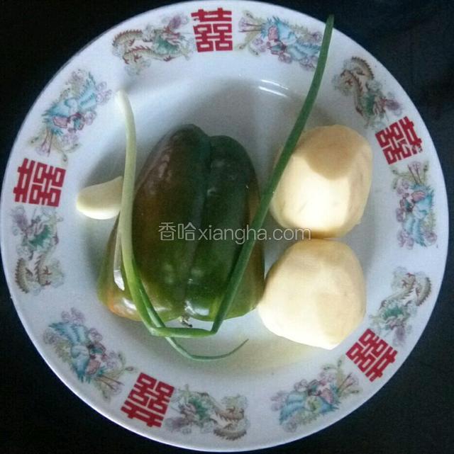将葱，蒜，土豆去皮，同青椒一起洗净。