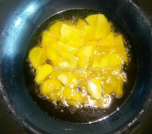 油锅烧热后，放入焯好的土豆片中火炸制，熟后捞出控油。