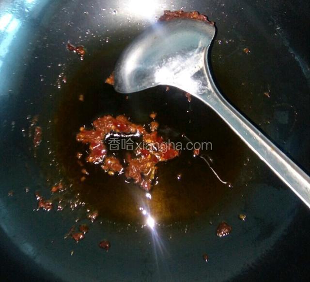炒锅留少许油放入豆瓣酱，翻炒至出红油。