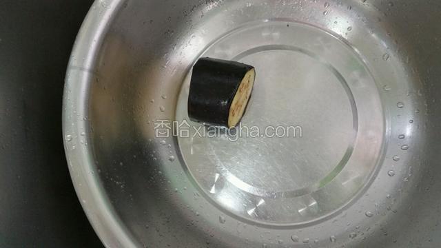 茄子洗净去皮