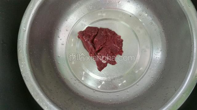 牛肉洗净沥干