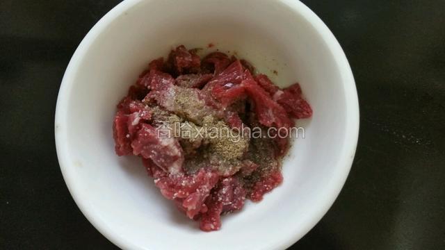 牛肉切薄片用盐，嫩肉粉，胡椒粉，料酒腌制一会