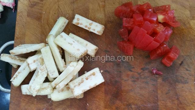 茄子、番茄去皮切小块