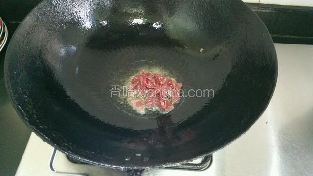 锅里倒油30克，先把牛肉煸炒熟，盛起