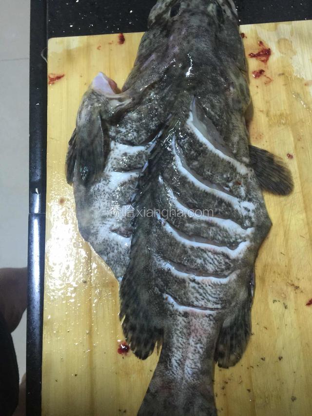 将剖开的鱼身上抹上少许盐，黃酒，生姜片，装盆
