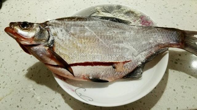 鱼表面撒上面粉（煎的时候就不会粘锅，掉皮）