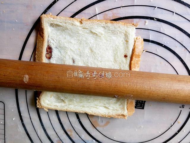 土司片用擀面丈擀压均匀无大孔。
土司片最好选择白土司，我这里用的红豆土司。