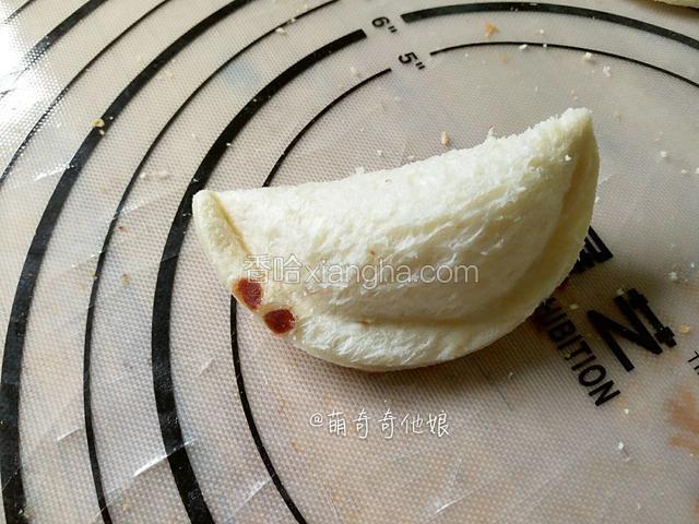 得到冰淇淋饺。用碗边缘压出来的效果更像外面卖的半成品冰淇淋饺，更好看。
每做一个就放冰箱冷冻室，其余都完成后再冻30分钟-1小时至冰淇淋冻硬。