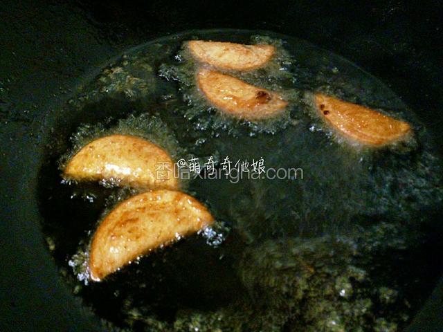 油温烧热到冒烟，用筷子插入快速冒气泡即可。
放入冻好的冰淇淋饺，炸几秒即可捞出。中间要快速翻面一次，使双面金黄。
