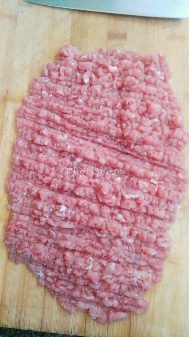 牛肉剁成肉馅。