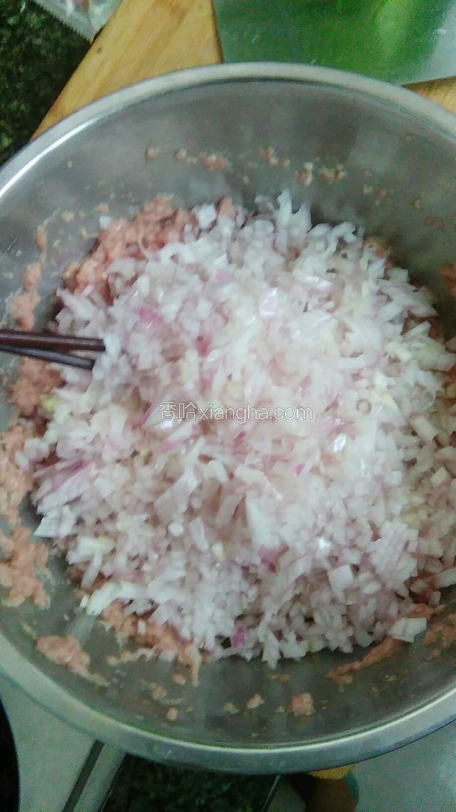 把洋葱碎倒入牛肉馅中。