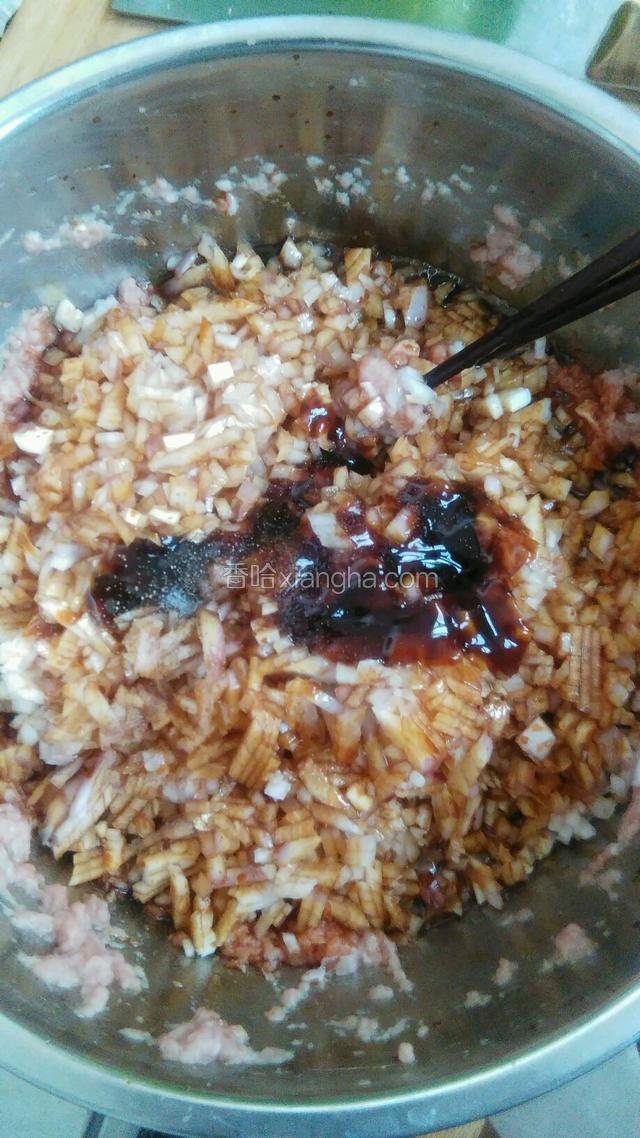 倒入食用油，酱油，耗油，料酒，盐顺时针搅动。