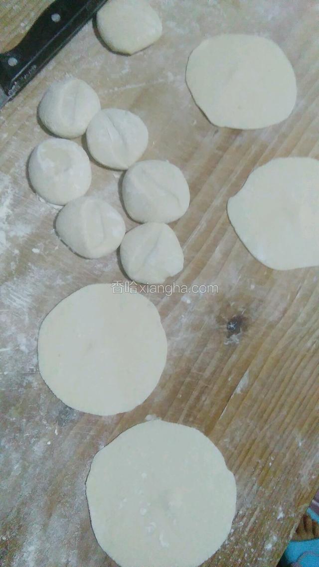 用手掌压扁，擀成一个个面皮。