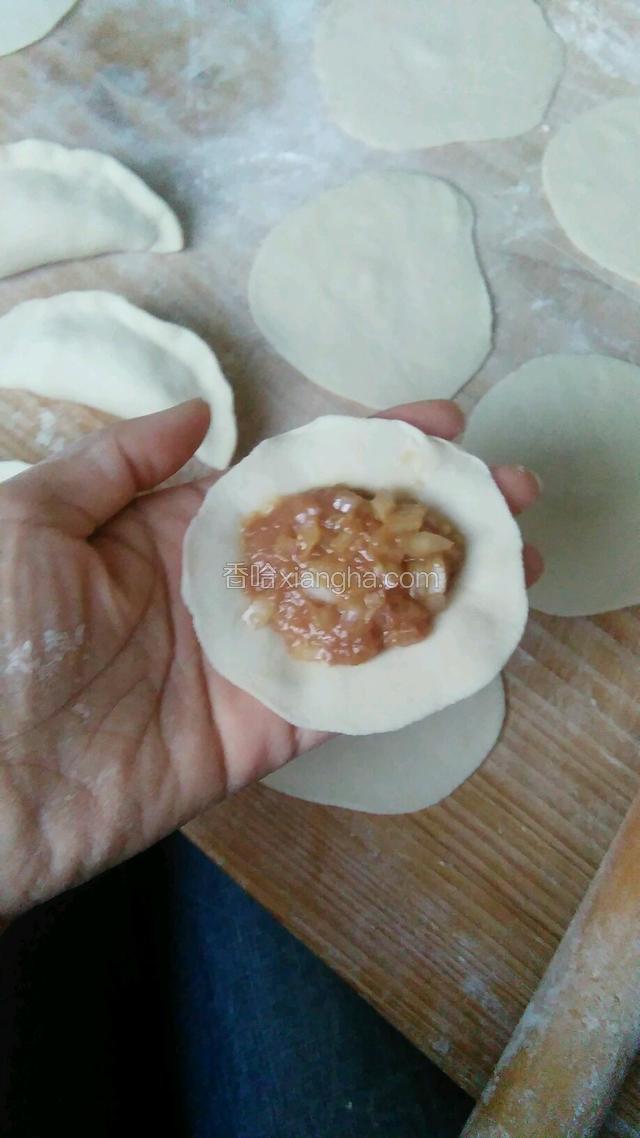 把馅料放入面皮中。