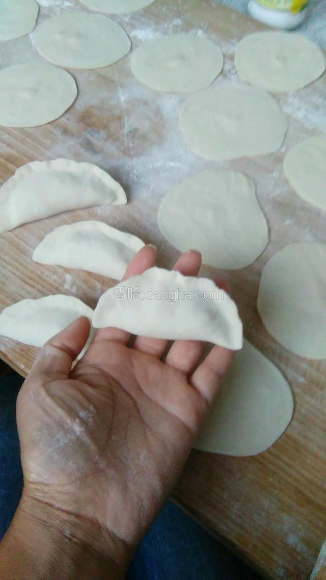 把面皮对折捏紧，如图所示。