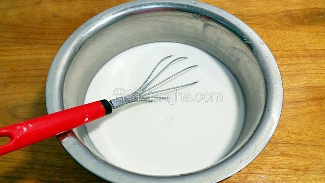 
水加入粉类、盐、食油搅拌均匀成粉浆