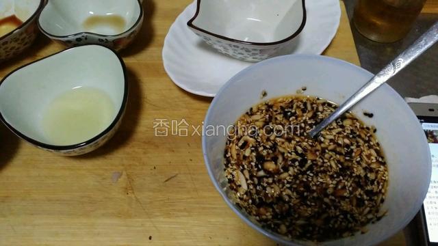 将所有料加入炒好的蒜油碗中搅拌均匀