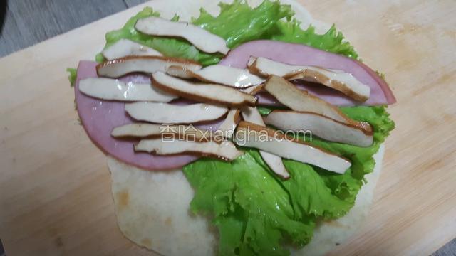 把豆腐皮均匀的铺在上面！