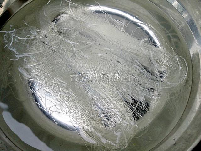 粉丝用冷水或热水泡软。
冷水就泡时间长点，热水就缩短时间，感觉软了滑滑的就可以了。