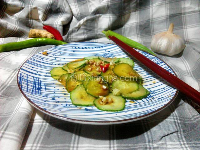 然后将黄瓜摆入盘中加入味极鲜酱油，一点点的醋和香油调味