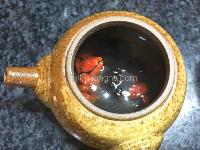 普洱和枸杞放入茶壶中，加入少量开水，摇晃一下茶壶，把水倒掉。