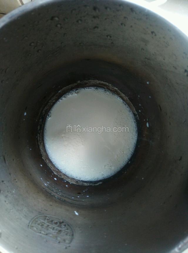 牛奶倒入豆浆机。