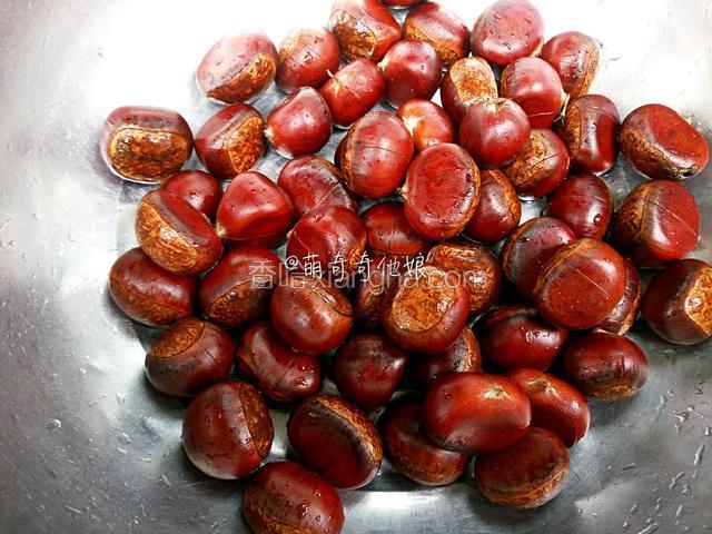 板栗洗干净。
烤箱预热200度。