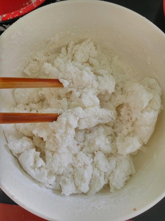 两和粉混一起，倒入适量开水搅成絮状