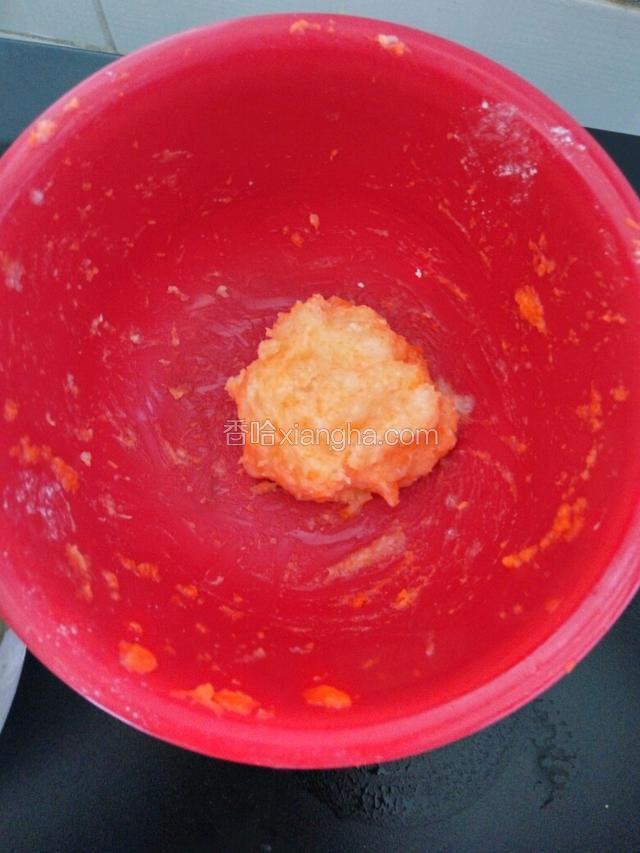 揪一点粉团和胡萝卜泥，做眼睛用