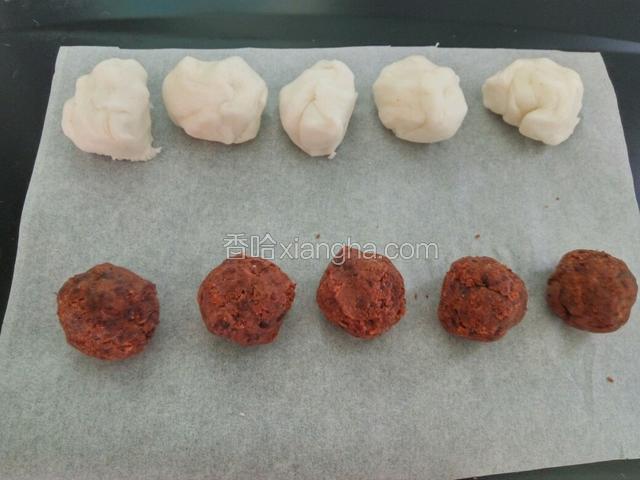 面团和豆沙分成大小均匀的五份