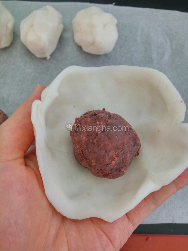捏开面皮，包入豆沙