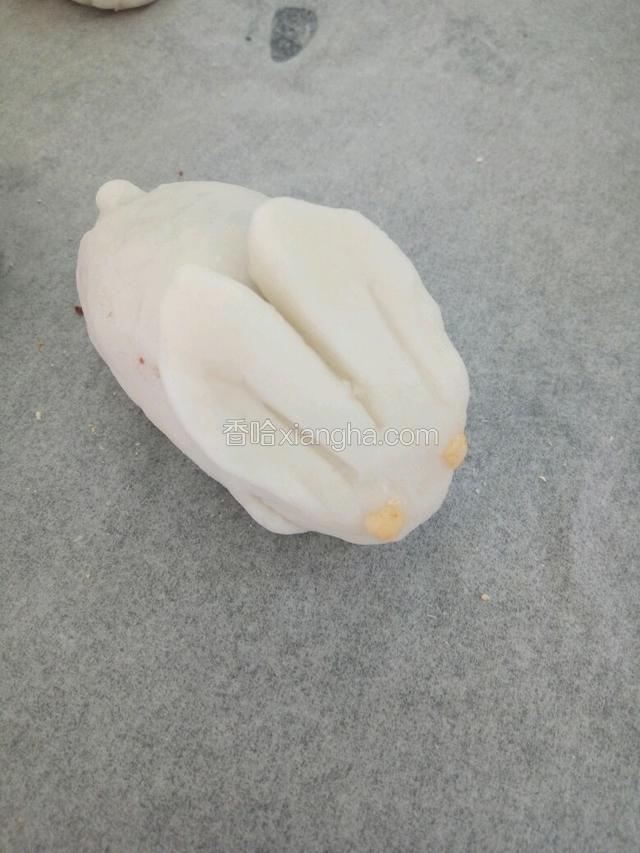 用胡萝卜面团捏成眼睛