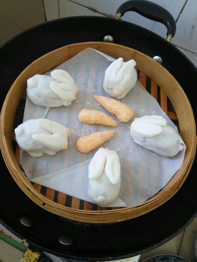 摆入蒸笼大火蒸十分钟