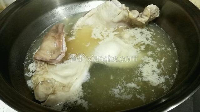 放开水里煮10分钟，捞起来清洗干净