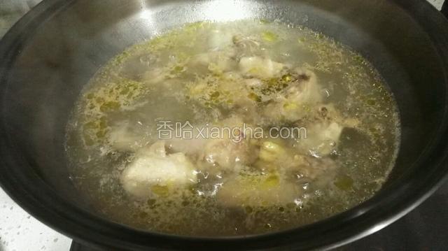 放开水里煮10分钟，捞起沥干