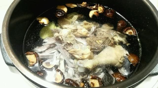 电饭锅里加入冷水，加入鸡、猪肚、香菇、姜片，盖上盖，打煲汤档。