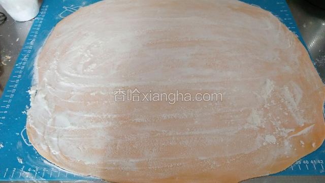 两面都均匀撒面粉