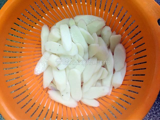 捞出沥干水份备用