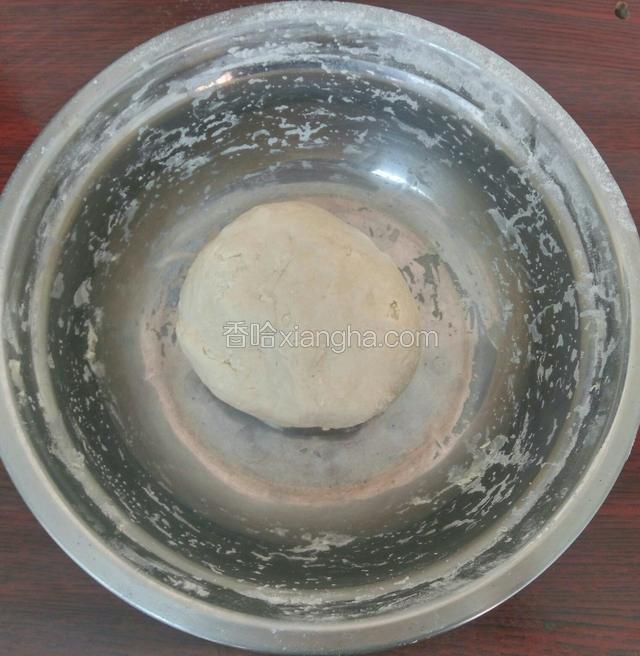 开水分次加入搅拌成絮状，揉成比较光滑的面团，醒面半小时