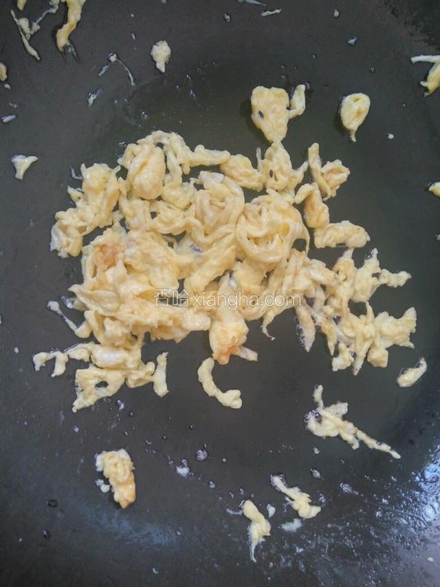 鸡蛋在油锅里快速翻炒