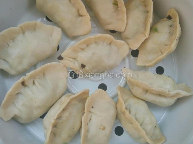 蒸屉抹油，饺子放上面，蒸二十分钟后关火
