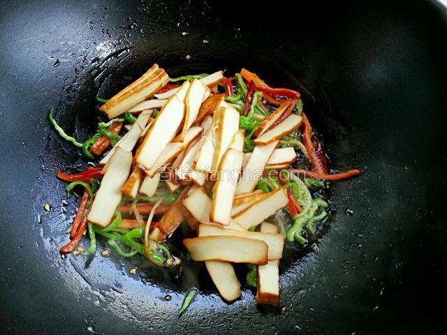 放入豆干，翻炒均匀